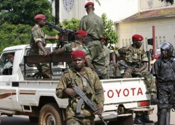 DES TIRS ENTENDUS DANS UN CAMP MILITAIRE DE LA GUINÉE : UN MEMBRE DU GOUVERNENT DÉMENT UN COUP D’ÉTAT