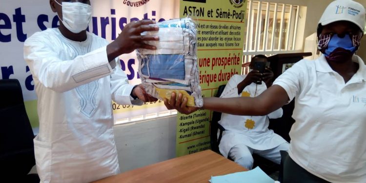 LUTTE CONTRE LE COVID-19 : LA FONDATION CLAUDINE TALON OFFRE 6000 CACHE-NEZ A SEME-PODJI