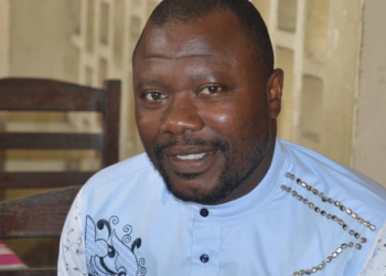 L&rsquo;OPPOSANT CONSTANTIN AMOUSSOU JETTE L’ÉPONGE ET MAGNIFIE TALON