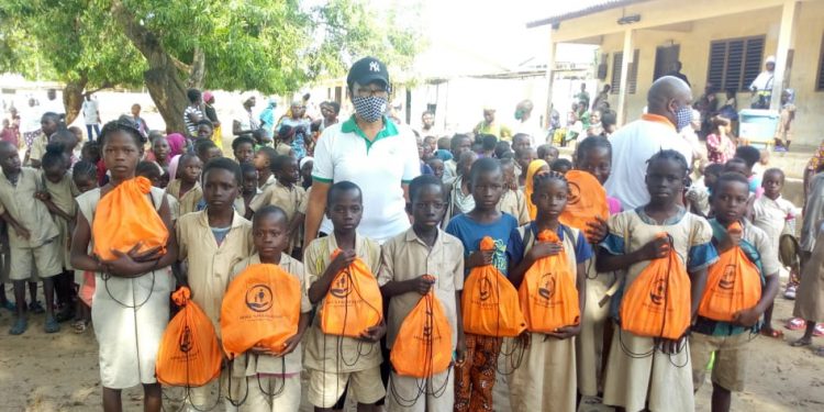 Rentrée scolaire 2020-2021 à Sèmè-Podji : La fondation Abakè appuie les élèves démunis de plusieurs Epp en kits scolaires