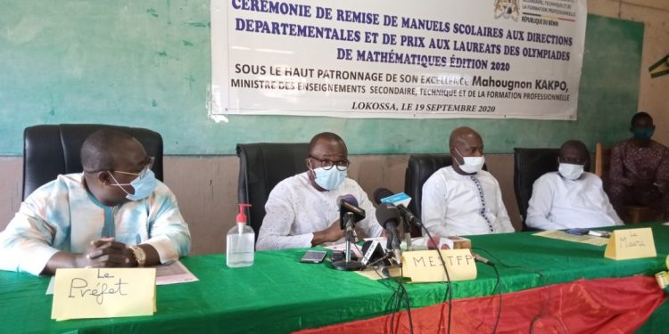 Rentrée 2020-2021 : Le gouvernement offre 8500 ouvrages scolaires aux établissements secondaires publics