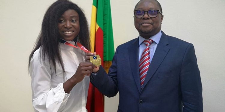 Championne de France Elite du 800m : Noélie Yarigo reçoit les félicitations de l&rsquo;ambassadeur Agbangla