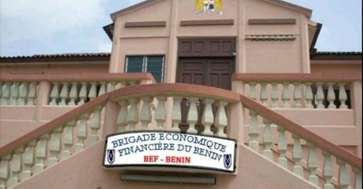 Exercice illégal et usage de faux : Un faux courtier en assurance interpellé par la Bef