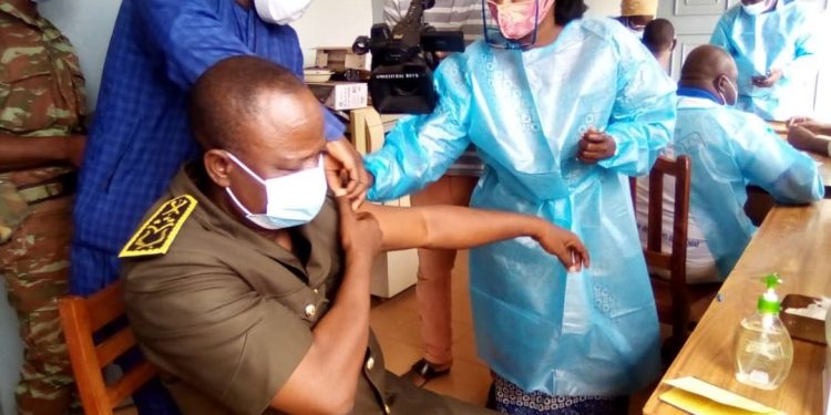 Vaccination contre le Covid-19 dans le Zou : Le préfet Firmin Kouton donne l’exemple