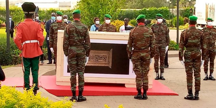 Arrivée des biens culturels à la présidence de la république : Coups de canon symbolisant les rites d&rsquo;accueil des trésors royaux et exécution de l&rsquo;hymne nationale