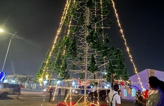 Fêtes de fin d’année : La mairie de Cotonou illumine la Place de l’Etoile rouge