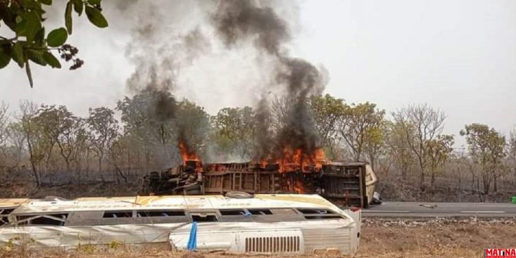 Savè : Un camion chargé de coton prend feu en pleine circulation à Ouogui