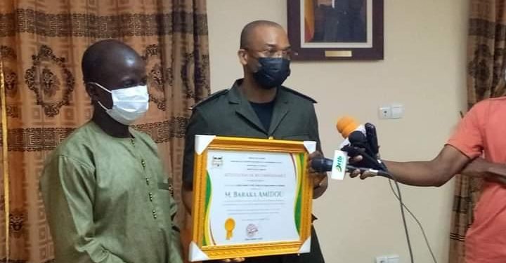 Bénin : Baraka Amidou distingué par le préfet du Borgou pour avoir retourné 14 millions ramassés