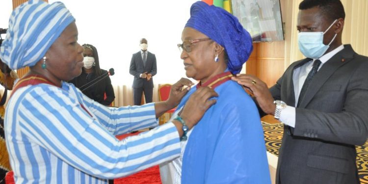 En fin de mission au Bénin : la doyenne du corps diplomatique élevée au grade de Commandeur