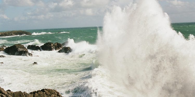 Violents déferlements de vagues de l’Océan Atlantique : Le ministère du Cadre de vie alerte les populations riveraines