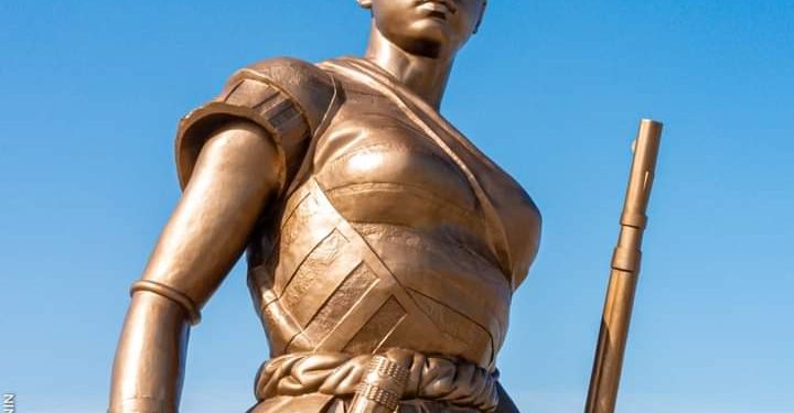 Identité de la statue en cours de dévoilement derrière La Présidence : le gouvernement met fin à la polémique