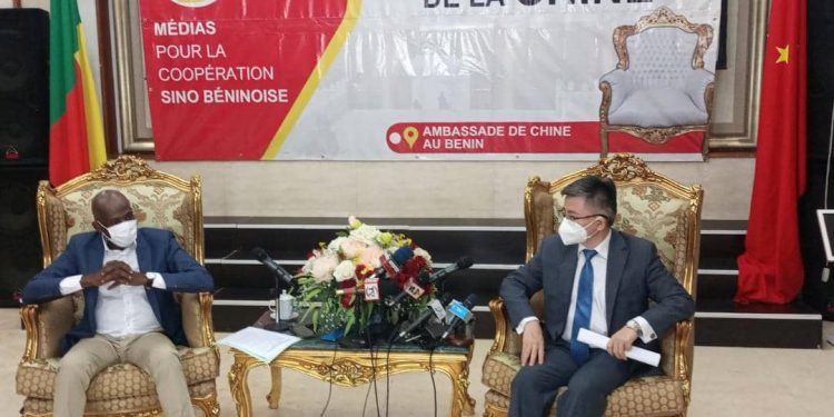 Le jeu concours lancé par l'ambassadeur Peng Jingtao (à D)