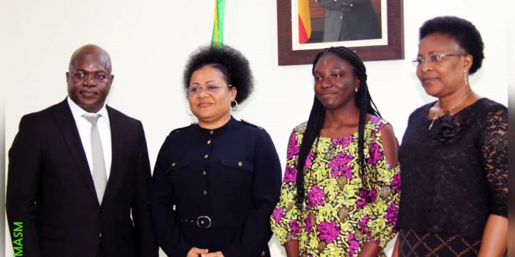 Education : Evania Laurence Gbayé, 1ère fille au Bac, honorée