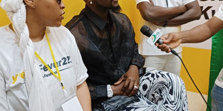 Kiss Daniel rassurant le public de la qualité du spectacle en présence de la responsable à la communication de Mtn
