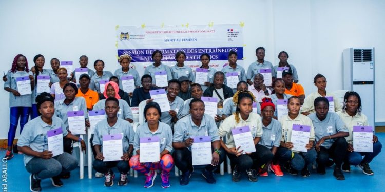 Education : Evania Laurence Gbayé, 1ère fille au Bac, honorée