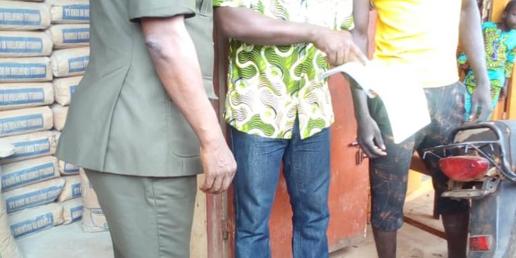 Le-prefet-et-le-Ddic-verifient-le-prix-pratique-du-ciment-a-travers-le-carnet-de-recus-du-depot