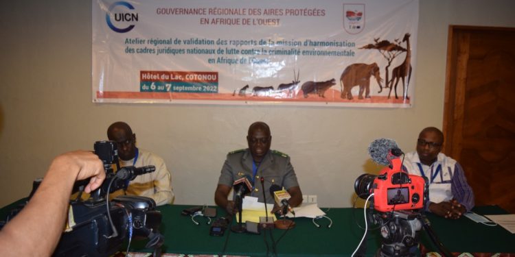le présidium à l'ouverture de l'atelier de lutte contre la criminalité environnementale