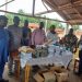 De jeunes leaders Up Le renouveau offrant des kits scolaires aux apprenants