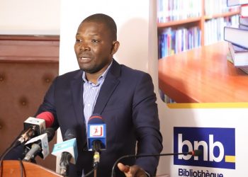 Koffi Attédé présentant la nouvelle réforme à la Bibliothèque nationale