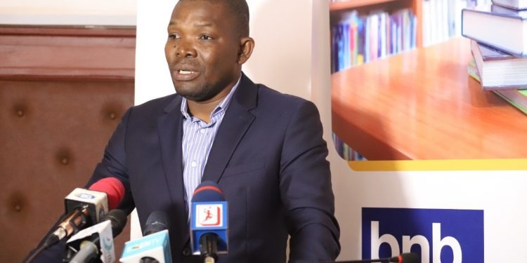 Koffi Attédé présentant la nouvelle réforme à la Bibliothèque nationale