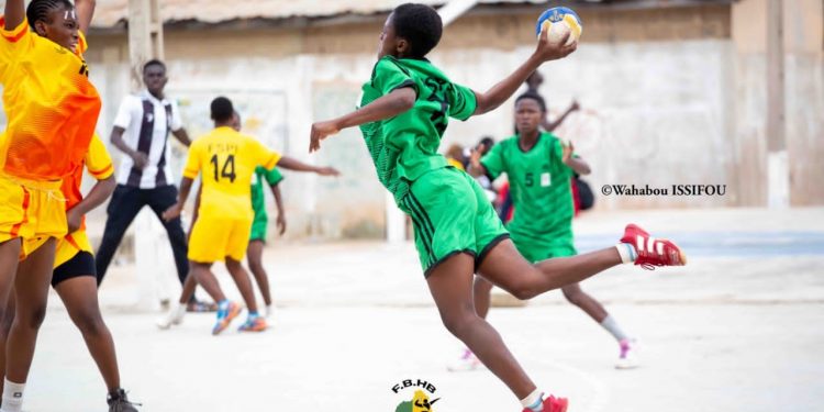 Les jeunes joueuses acquierent les gestes de base du handball