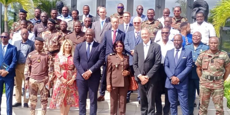 Les participants au lancement du projet surveillance des frontières maritimes et terrestres du Bénin