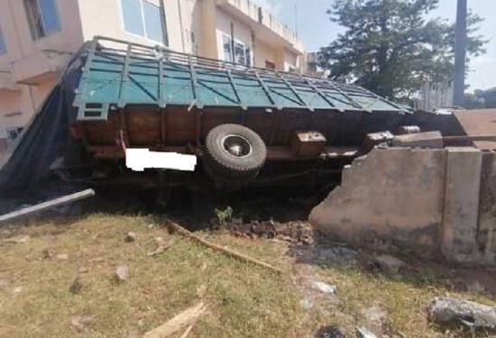 Bénin : Un camion chargé de charbon se retrouve dans l’hôtel de ville de Savalou