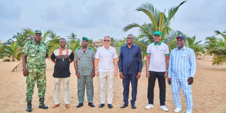 Plage de Fidjrossè à Cotonou : La Sobébra remet un site reboisé en cocotiers à l’Etat et à la mairie