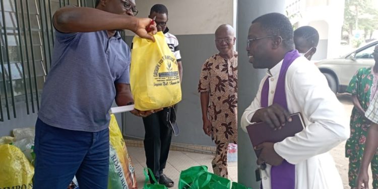 Noël pour les enfants hospitalisés au Chd-Op à Porto-Novo : Le Masm en mode papa Noël