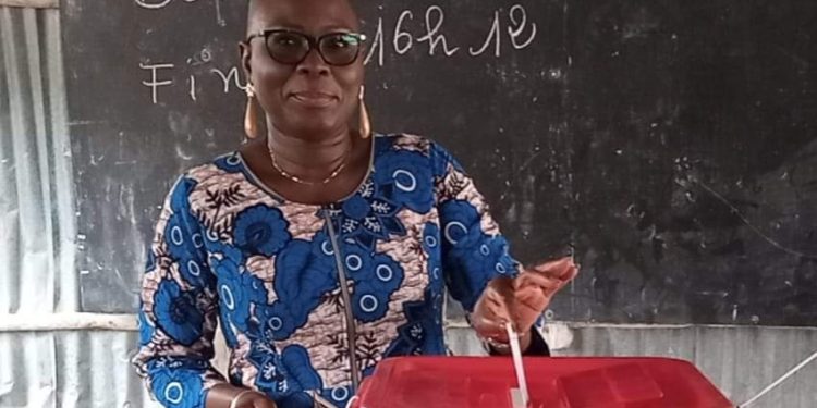 Après avoir accompli son devoir civique: Christhelle Houndonougbo appelle les Béninois à sortir massivement voter