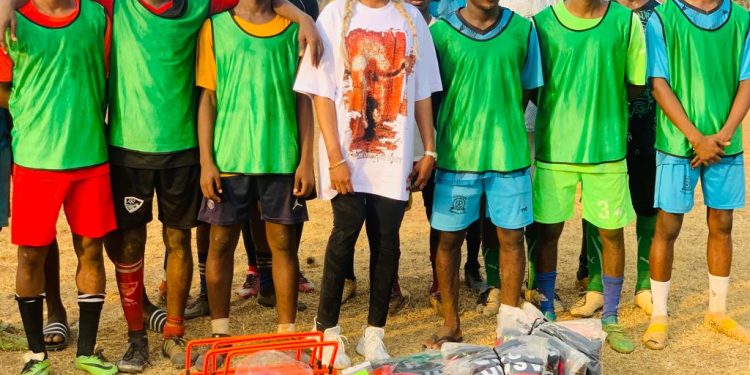 Don de matériels sportifs aux U20 de Tsb Académy Fc : Rafiatou Gbera offre des équipements pour encourager les jeunes talents