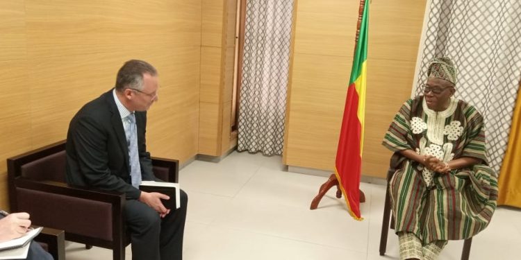 Contribution de la Cour constitutionnelle à des Législatives de 2023 apaisées : L&rsquo;ambassadeur américain exprime son satisfécit au président Amouda Issifou