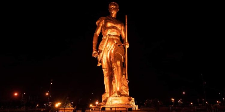 Journée mondiale contre le cancer: La Fondation Claudine Talon illumine la statue de l’amazone en orange