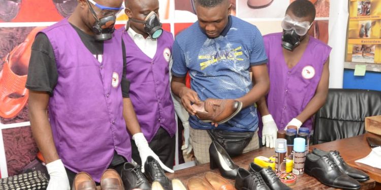Max Kpatchou, un modèle de réussite dans l’entrepreneuriat : « Mon ambition est que tout Béninois porte des chaussures Made in Benin »