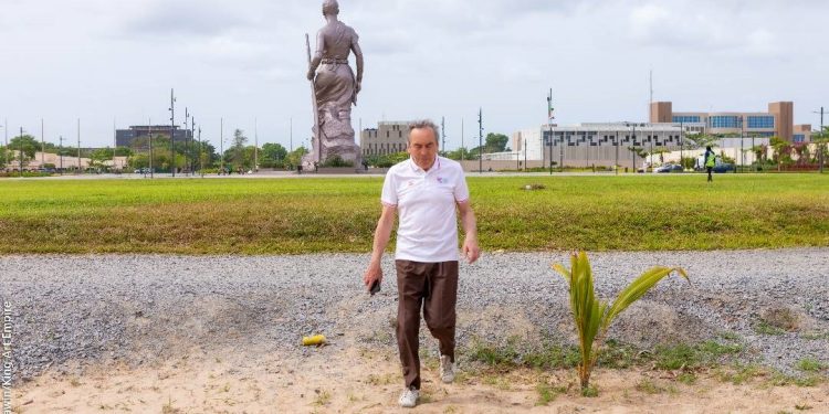 Claude Azéma visitant le site devant abriter la compétition