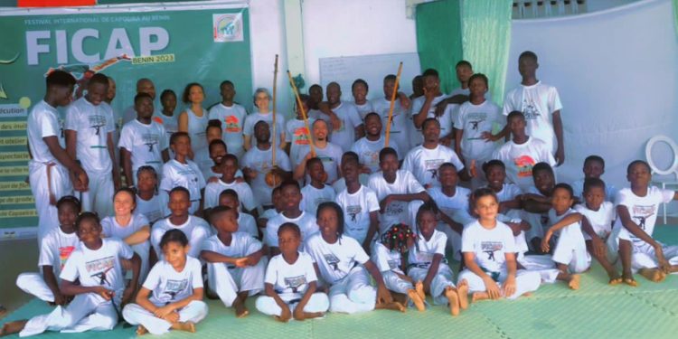 Vue d'ensemble des jeunes capoeiristes gradés