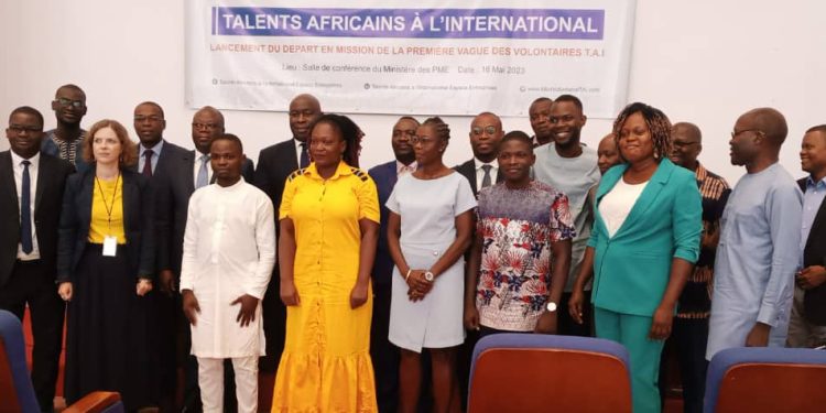 Projet Talents africains à l’international dans les pays de l’espace Uemoa : 7 jeunes béninois reçoivent des chèques et des billets d’avion pour leur mission