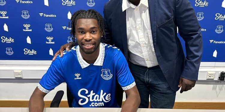 L’international béninois, Halid Djankpata, est désormais un joueur professionnel en Angleterre. Le jeune béninois de 18 ans vient de parapher un contrat de trois ans avec Everton. Evoluant dans sa catégorie habituelle des U18 de l’équipe anglaise depuis 2017, le Guépard a été régulièrement surclassé chez les U21 du club.