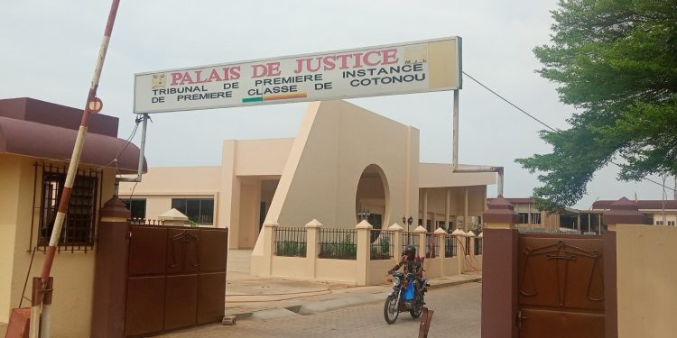 Tribunal de Cotonou : Un responsable de bar condamné pour pollution sonore