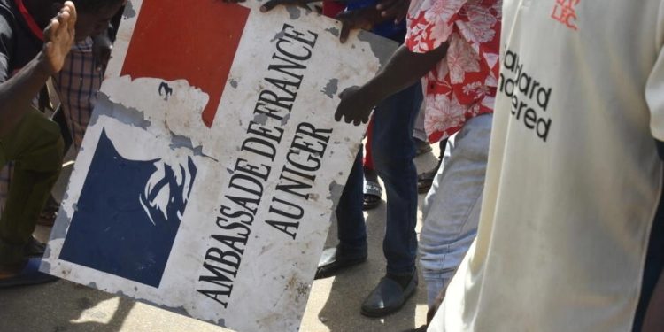 Niger: Des manifestants tentent d&rsquo;incendier l&rsquo;ambassade de France