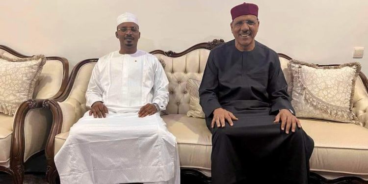 Mahamat Idriss Deby rencontre la junte, Bazoum et Issoufou à Niamey