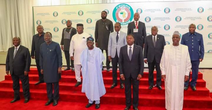 es chefs d'État et de gouvernement des pays membres de la Communauté économique des États de l'Afrique de l'Ouest (Cédéao) réunis jeudi 10 août 2023 à Abuja ont fait le point de la situation politique au Niger. A l'issue de leur huis clos, ils ont maintenu leur engagement à œuvrer pour le retour de l'ordre constitutionnel au Niger.