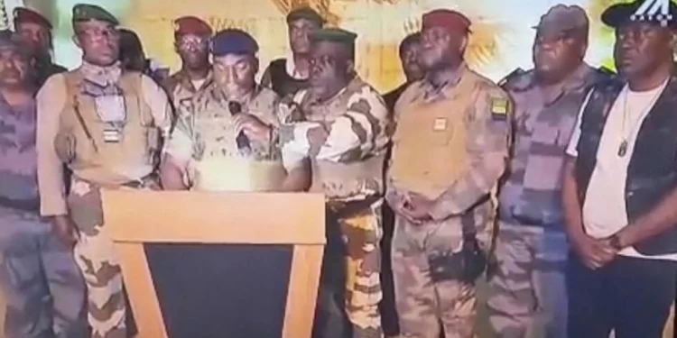Quelques minutes après la diffusion des résultats officiels indiquant la victoire du président gabonais Ali Bongo avec 64,27% des suffrages exprimés, un groupe de militaires a annoncé ce mercredi 30 août 2023, à la télévision nationale, l'annulation du scrutin et la dissolution des institutions gabonaises.