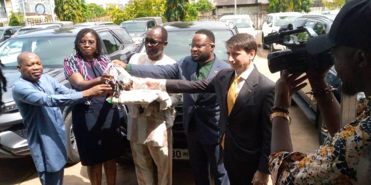 Indépendance énergétique du Bénin : Mca-Bénin II offre des véhicules et des titres fonciers à la Sbee