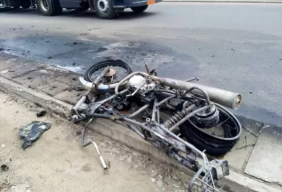 Cotonou : Une moto transportant du « Kpayo », prend feu