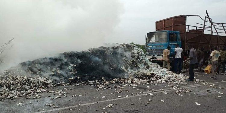 N’dali : Un camion transportant du coton prend feu