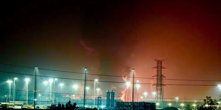 Tristesse en Guinée. Dans la nuit du dimanche 17 au lundi 18 décembre 2023, l'explosion d'un dépôt de carburant à Conakry a occasionné plusieurs morts et des blessés graves.