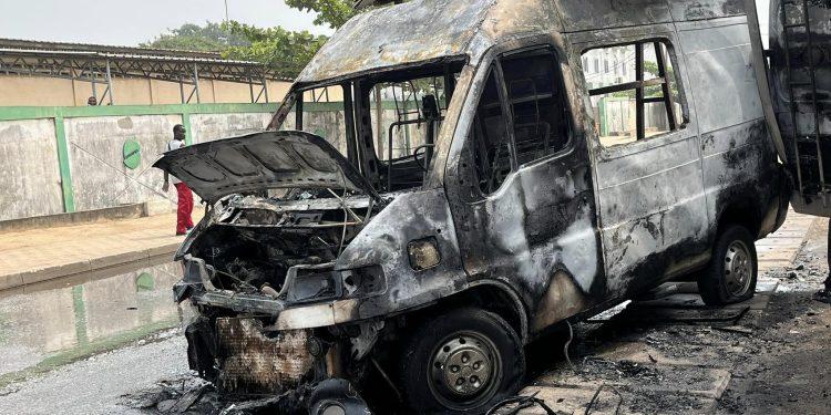 Cotonou : Une fourgonnette prend feu en pleine circulation au carrefour Pk3