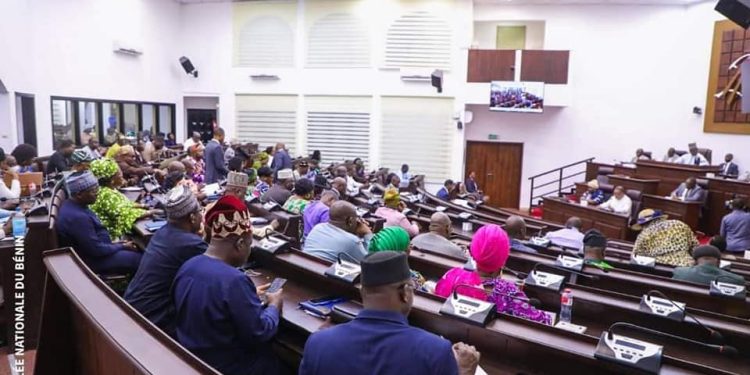 Les députés ont choisi le vote à la tribune pour examiner la proposition de loi portant révision de la Constitution au Bénin ce 1er mars 2024.