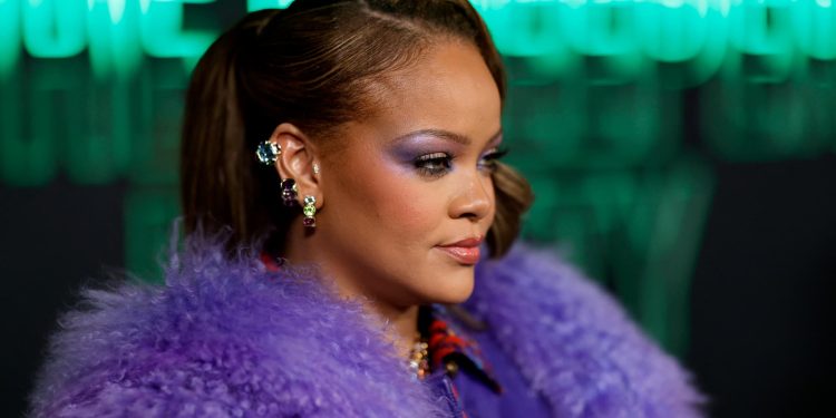 Rihanna, qui faisait sa première apparition sur scène depuis un an, a livré un concert brillant qui a séduit la foule avec un cachet de plusieurs milliards de FCfa.